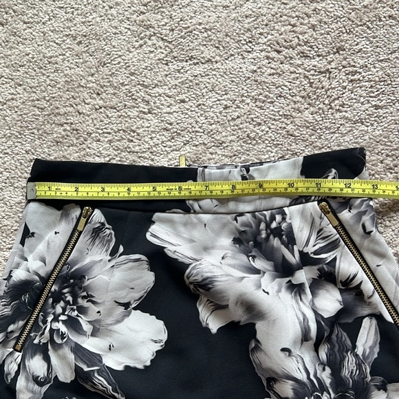 H&M Floral Elegance: Black and White Skirt with Gold Zipper Pockets - Picture 3 of 5